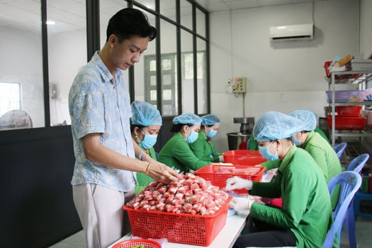 Người nông dân Đồng Tháp bất ngờ quyết định bỏ phố về quê, biến món "dân dã" thành thương hiệu OCOP 3 sao, giờ có cả cơ ngơi khổng lồ