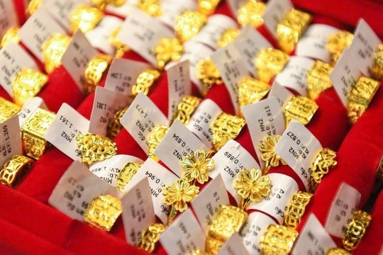Giá vàng nhẫn hôm nay 16/10: Cảnh quen thuộc lại tái diễn, mốc 160 triệu ở rất gần?