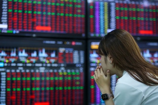 Top 10 cổ phiếu biến động mạnh nhất: Tìm điểm mua, bán và cắt lỗ phiên chiều 17/10