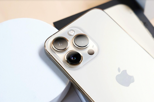 Chiếc iPhone 4 năm tuổi "rớt giá" không phanh, hiệu năng vẫn cực mượt, camera 3 ống kính cực chất