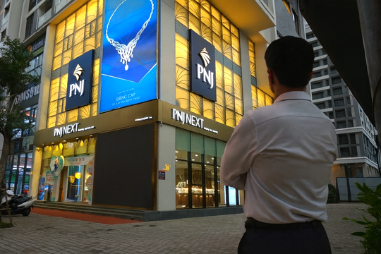 Giá vàng tăng gần gấp đôi, tại sao nhiều cổ đông của "ông trùm trang sức" vẫn chưa thấy lãi đâu?