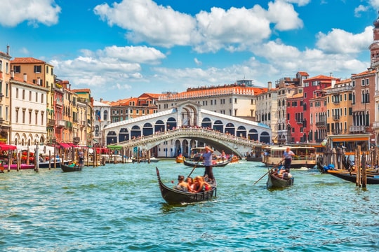 Khám phá thành phố di sản tồn tại giữa biển, nơi lượng khách du lịch đến thăm mỗi năm gấp 500 lần người dân bản địa