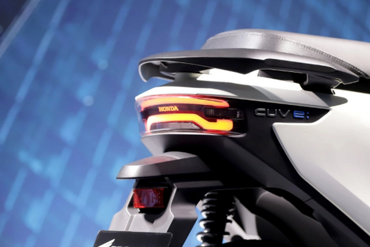 Giá thuê siêu rẻ, mẫu xe điện Honda cao cấp gây xôn xao nhờ tính năng "hiếm", có cả phanh ABS