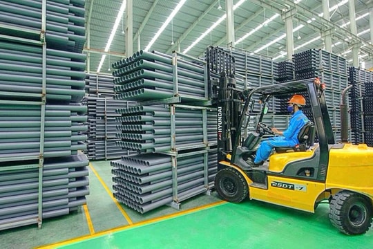 Doanh nghiệp sản xuất ống nhựa lớn nhất nước báo lãi kỷ lục, gần 70% tài sản là tiền mặt
