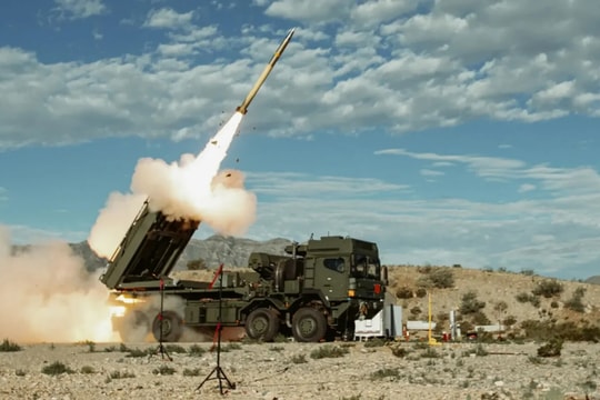 Vũ khí mang tới 12 quả tên lửa, tầm bắn hàng trăm km, hỏa lực mạnh xuyên phá đến tận hậu phương đối thủ