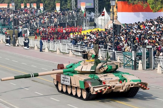 Vũ khí mang công nghệ Nga - Ấn, nặng hơn 46 tấn, hỏa lực xuyên giáp cực mạnh, đặc biệt có thể "vừa chạy vừa bắn"