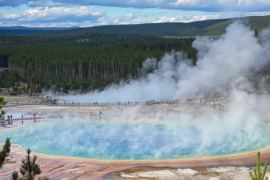Khám phá di sản ngay trên miệng siêu núi lửa, diện tích rộng tới 9.000 km2, nơi có hồ "sôi" và mạch phun nước nóng kỳ lạ