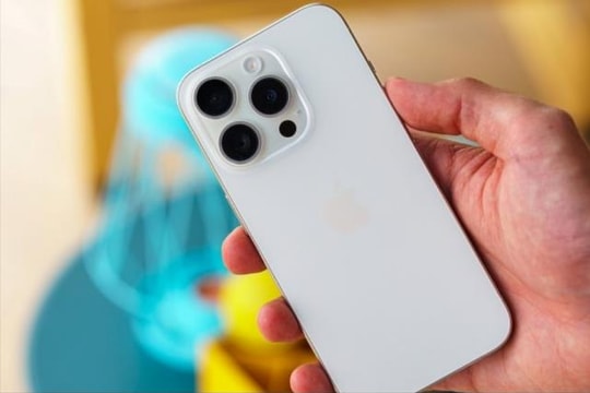 iPhone 15 Pro giảm giá kỷ lục: Sang trọng, nhỏ gọn và mạnh ngang flagship mới nhất của Apple