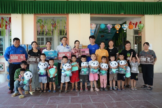 Hàng trăm nghìn sản phẩm dinh dưỡng Vinamilk được trao tặng, tiếp sức bà con vùng bão lũ