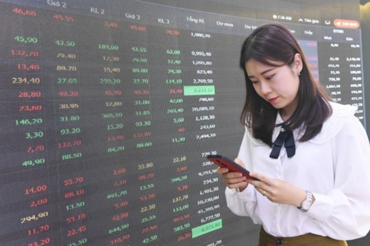 Cổ phiếu họ Vingroup trở lại, VN-Index hướng về mốc 1.700