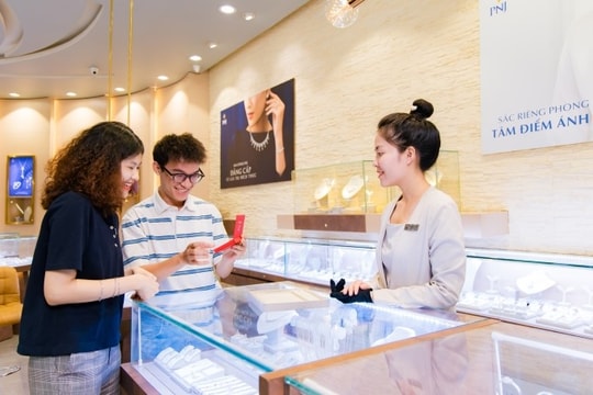 Giá vàng lập đỉnh, PNJ báo lãi quý III tăng bằng lần