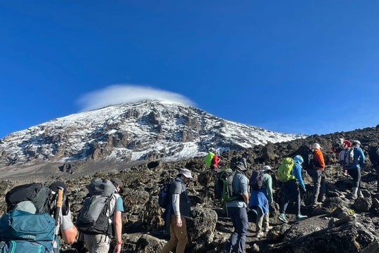 Khám phá “nóc nhà châu Phi” Kilimanjaro, cao đến 5.895 mét và có 3 đỉnh núi lửa khác nhau