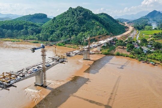 Thăm công trường, cố vấn Đèo Cả (HHV) chỉ điểm rủi ro có thể khiến cao tốc Tuyên Quang–Hà Giang lỡ hẹn thông tuyến