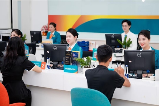 Thu nhập nhân viên một nhà băng tăng mạnh khi lợi nhuận gấp gần 10 lần cùng kỳ