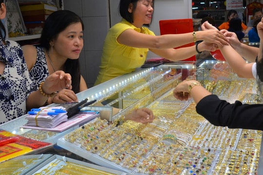 Dự báo giá vàng ngày mai 28/10: Tâm lý hạ nhiệt sau tiến triển thương mại Mỹ – Trung