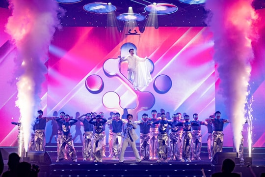 Chủ tịch ngân hàng "gây sốt" với màn đu dây trên sân khấu, chi thưởng lớn cho nhân viên