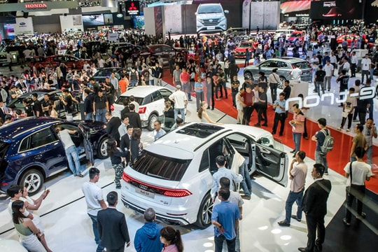 Xe điện lên ngôi, doanh nghiệp ô tô kẻ chật vật vì xe sang, người ngược dòng nhờ bán đất