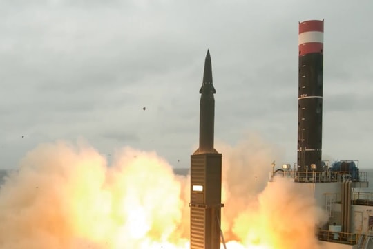 Tên lửa có đầu đạn nặng tới 2 tấn, tầm bắn 800km, vận tốc bay Mach 4 đủ sức phá hủy mọi mục tiêu