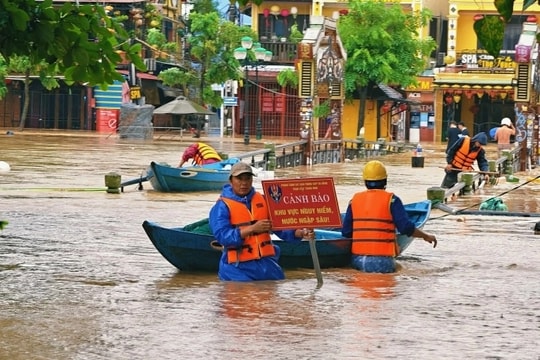 Chính phủ yêu cầu tập trung ứng phó khẩn cấp, khắc phục hậu quả mưa lũ tại khu vực Trung Bộ
