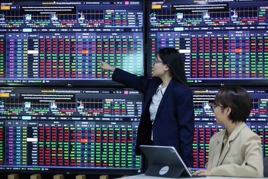 Top 10 cổ phiếu biến động mạnh nhất: Tìm điểm mua, bán và cắt lỗ phiên sáng 28/10