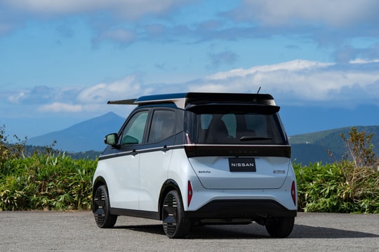 Xe điện đầu tiên có thể "tự sạc bằng ánh nắng", di chuyển thêm 3.000 km/năm mà không cần cắm điện