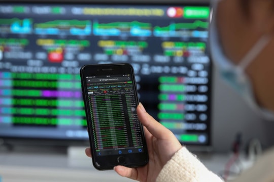 Top 10 cổ phiếu biến động mạnh nhất: Tìm điểm mua, bán và cắt lỗ phiên chiều 29/10