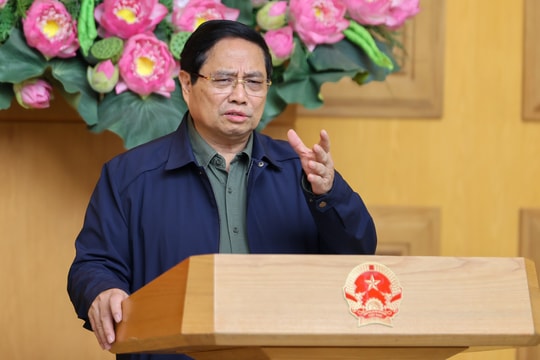 Thủ tướng: Bằng mọi biện pháp phải tiếp tế cho người dân tại những nơi bị cô lập do mưa lũ miền Trung