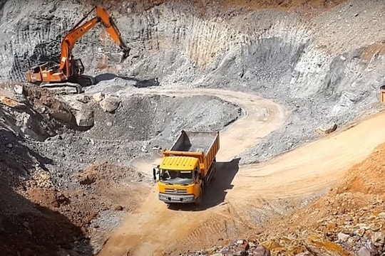 Một doanh nghiệp đá ăn nên làm ra, cổ phiếu cũng vừa phá đỉnh lịch sử