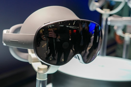 Samsung ra mắt Galaxy XR: Canh bạc AI đối đầu Apple Vision Pro