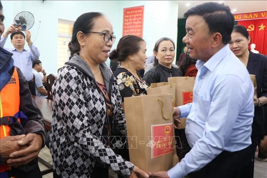 Thường trực Ban Bí thư thăm, tặng quà người dân bị ảnh hưởng do mưa lũ tại Huế