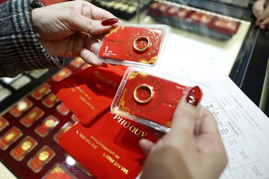 Giá vàng hôm nay 30/10/2025: Như tàu lượn, người mua ở đỉnh thắp lại hi vọng