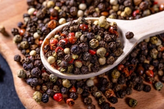 Giá tiêu hôm nay 31/10/2025: Vươn đỉnh 146.000 đồng/kg, doanh nghiệp xuất khẩu sôi động gom hàng