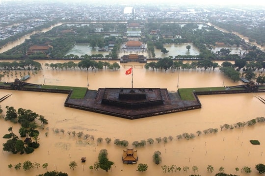 Thủ tướng chỉ đạo tiếp tục triển khai đồng bộ giải pháp ứng phó, khắc phục nhanh hậu quả mưa lũ, sớm ổn định đời sống Nhân dân