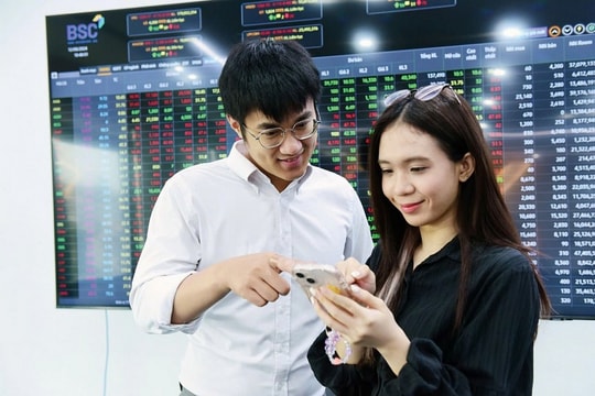 Chứng khoán sáng đầu tuần khởi sắc, cổ phiếu họ "Vin" manh nha trở lại