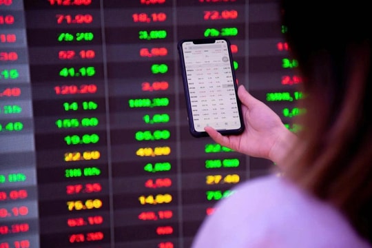 Chứng khoán chào tháng 11 kém thuận lợi, hai điểm tựa đáng chú ý VIC và FPT