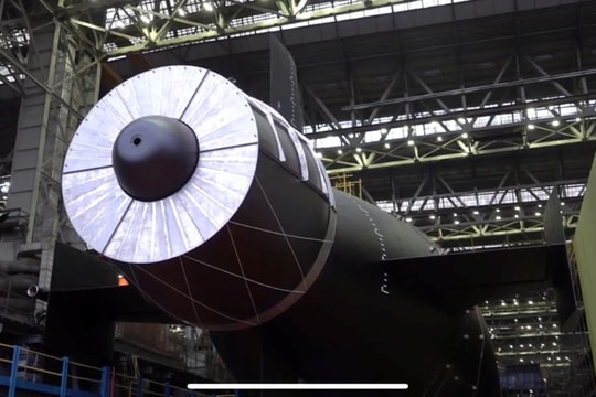 Siêu "vũ khí" nặng 10.000 tấn xuất hiện, mang tới 12 quả bom hạt nhân tự hành