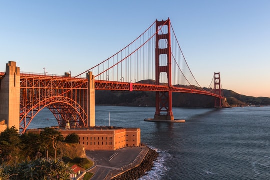 Công trình vượt eo biển dài gần 3km, có trụ tháp cao 227 mét và hết hơn 600.000 tấn thép để hoàn thành