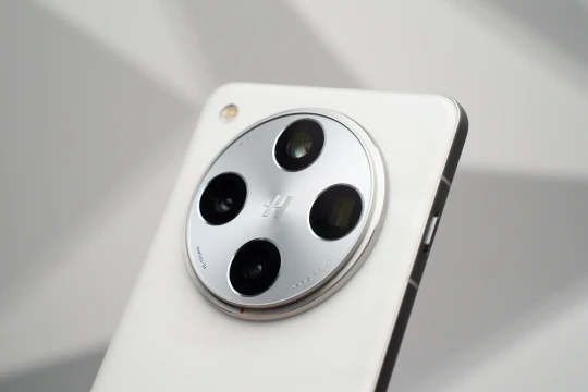 Điện thoại cao cấp đẹp nhất đầu tháng 11: Thiết kế sang, sạc siêu nhanh, pin khỏe mà giá cực mềm