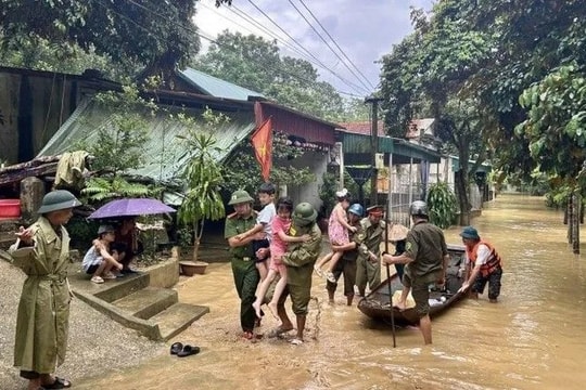 Thủ tướng yêu cầu tập trung triển khai các biện pháp khẩn cấp ứng phó bão số 13