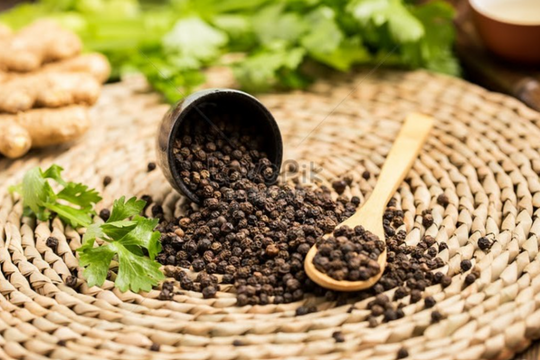 Giá tiêu hôm nay 8/11/2025: Ổn định quanh 147.000 đồng/kg, xuất khẩu hướng mốc 1,5 tỷ USD