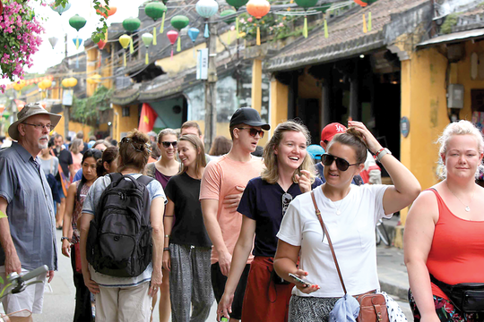 Khách quốc tế đến Việt Nam vượt 17 triệu lượt: Du lịch tăng tốc vào mùa cao điểm