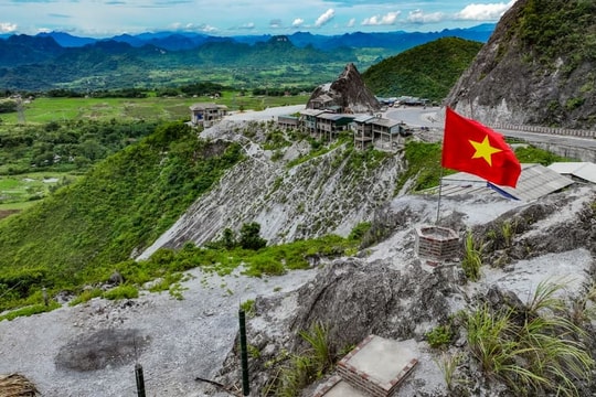 Cung đường "trắng như tuyết" khiến ai đi qua cũng ngỡ lạc giữa trời Âu, chỉ cách Hà Nội hơn 100km