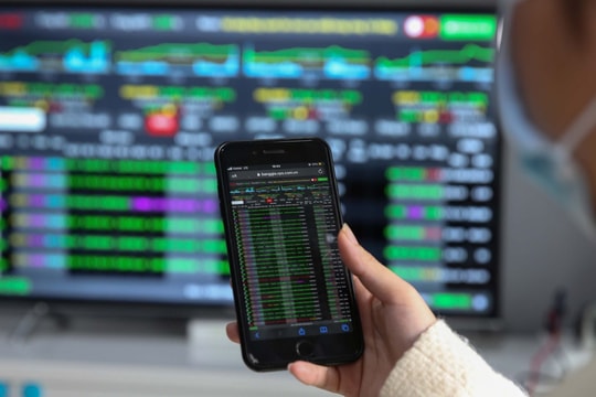 Top 10 cổ phiếu biến động mạnh nhất: Tìm điểm mua, bán và cắt lỗ phiên sáng 12/11