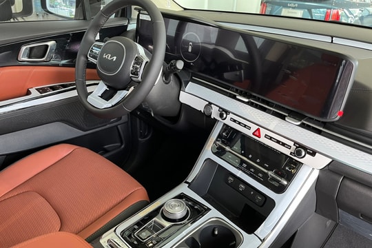 Ô tô 7 chỗ "chuẩn thương gia" giảm gần 400 triệu: Rẻ ngang xe hybrid tầm trung, trang bị vẫn "full option"