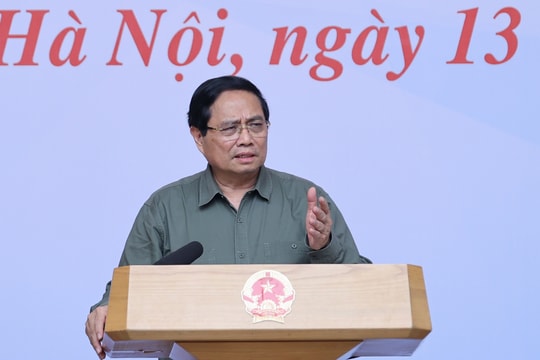 Thủ tướng: Khẩn trương xây dựng lại 1.900 nhà sập đổ, 67.000 nhà tốc mái cho đồng bào miền Trung