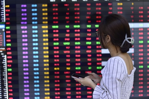 Top 10 cổ phiếu biến động mạnh nhất: Tìm điểm mua, bán và cắt lỗ phiên sáng 13/11