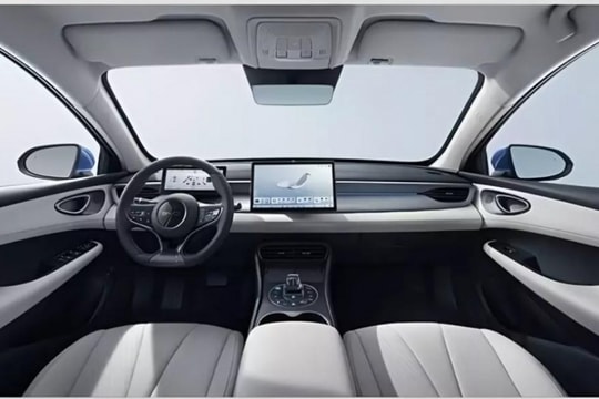 Sedan hybrid giá 358 triệu khiến thị trường sững sờ: Nội thất như xe sang, chạy điện cả ngày không cần xăng