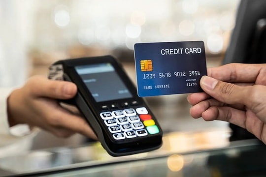 Ngân hàng ồ ạt tăng lãi suất thẻ tín dụng, khách hàng cần đặc biệt lưu ý