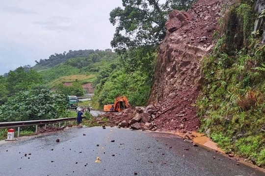Thủ tướng yêu cầu tập trung ứng phó, kịp thời khắc phục hậu quả mưa lũ tại khu vực Trung Bộ