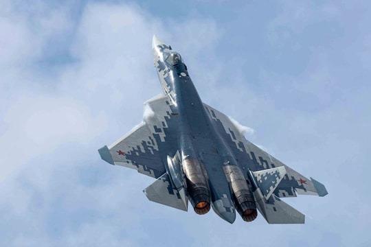 Tiêm kích tàng hình có trần bay tới 20.000m, tốc độ tối đa Mach 2.45+, trang bị siêu tên lửa tiêu diệt đối thủ cách xa 400km